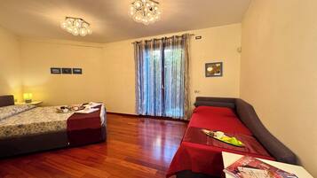 Honeymoon appartement, meerdere slaapkamers, 2 badkamers (La Perla Di Sonenga - Giardino) | 3 slaapkamers, gratis wifi, beddengoed