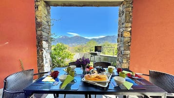 Honeymoon Apartment, Multiple Bedrooms, 2 Bathrooms, Mountainside (La Perla Di Sonenga - Giardino) | Outdoor dining
