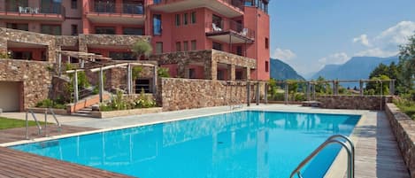 Honeymoon-Apartment, Mehrere Schlafzimmer, 2 Bäder, Bergseite (La Perla Di Sonenga - Giardino) | Pool | Außenpool