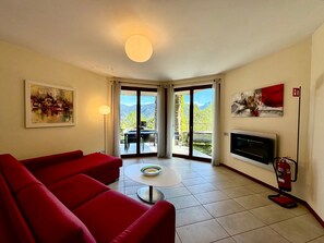 Honeymoon Apartment, Multiple Bedrooms, 2 Bathrooms, Mountainside (La Perla Di Sonenga - Giardino) | Living room - La Perla Di Sonenga - Giardino (Menaggio)