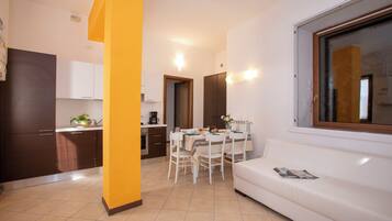 Familienapartment, Mehrere Schlafzimmer, Bergseite (Fontana Del Lago Apt. 7) | Wohnbereich