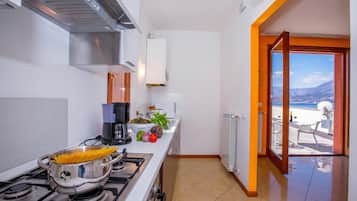 Apartamento família, vários quartos (Fontana Del Lago Apt. 5) | Cozinha privada | Frigobar, micro-ondas, fogão, cooktop