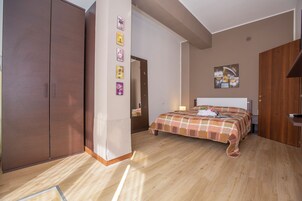 Apartamento família, vários quartos, ao lado da montanha (Fontana Del Lago Apt. 7) | 1 quarto, ferros/tábuas de passar roupa, roupa de cama