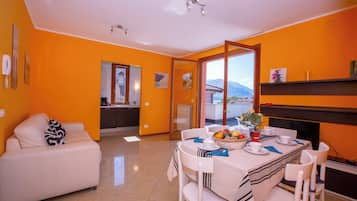 Căn hộ dành cho gia đình, nhiều phòng ngủ (Fontana Del Lago Apt. 5) | Khu phòng khách | TV màn hình phẳng