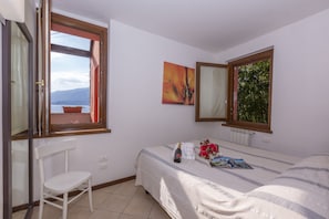 Familienapartment, Mehrere Betten, Bergseite (Fontana Del Lago Apt. 8) | 2 Schlafzimmer, Bügeleisen/Bügelbrett, Bettwäsche