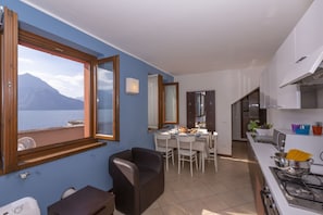 Departamento familiar, varias camas, junto a la montaña (Fontana Del Lago Apt. 8) | Cocina privada | Refrigerador, microondas, horno y parrilla de estufa 
