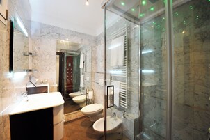 Family Townhome, Multiple Bedrooms, Mountainside (Villa Bianca - Grande) | Bathroom | Separate tub and shower, rainfall showerhead, free toiletries