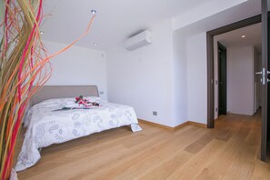 Family Townhome, Multiple Bedrooms, Mountainside (Villa Bianca - Grande) | 3 bedrooms, iron/ironing board, WiFi, bed sheets