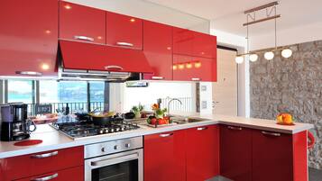 Family Townhome, Multiple Bedrooms, Mountainside (Villa Bianca - Grande) | Private kitchen | Microwave, oven, stovetop, dishwasher