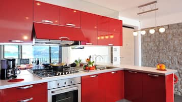 Nhà liên kế dành cho gia đình, 3 phòng ngủ, cạnh núi (Villa Bianca - Grande) | Bếp riêng | Lò vi sóng, lò nướng, bếp nấu, máy rửa bát