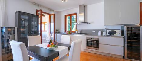 Family Apartment, Multiple Bedrooms, 2 Bathrooms, Beachside (Bella Menaggio Terrazzo) | Private kitchen | Microwave, oven, stovetop, dishwasher