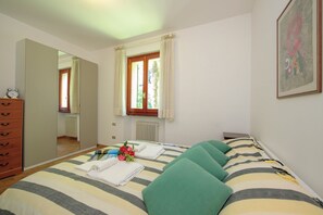 Familienapartment, Mehrere Schlafzimmer, 2 Bäder, am Strand (Bella Menaggio Terrazzo) | 3 Schlafzimmer, Bügeleisen/Bügelbrett, kostenloses WLAN, Bettwäsche