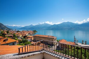 Un pueblo costero con vistas al mar y a las montañas.