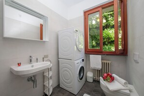 Appartement familial, plusieurs chambres, 2 salles de bains (Bella Menaggio Terrazzo) | Salle de bain | Baignoire et douche séparées, douche cascade