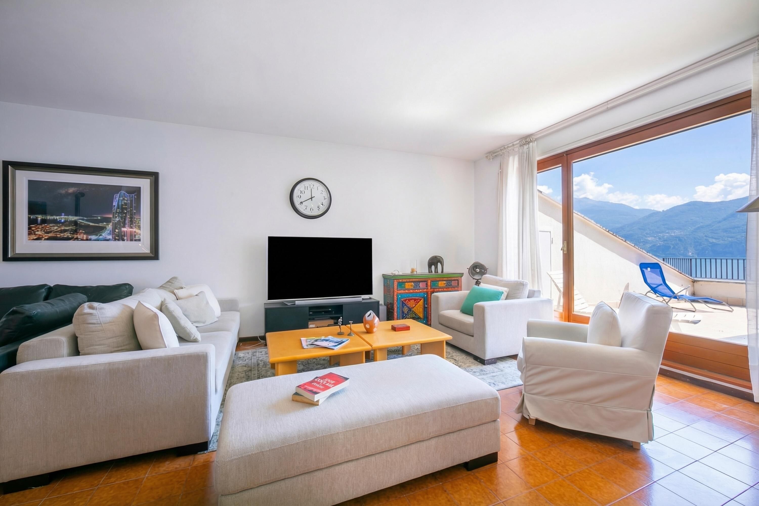Familie appartement, meerdere slaapkamers, 2 badkamers, aan het strand (Bella Menaggio Terrazzo) | Woonruimte | Flatscreentelevisie en een stereo