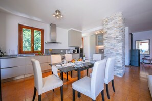 Family Apartment, Multiple Bedrooms, 2 Bathrooms, Beachside (Bella Menaggio Terrazzo) | Dining - Bella Menaggio Terrazzo (Menaggio)