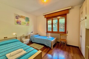 3 chambres, fer et planche à repasser, Wi-Fi, draps fournis