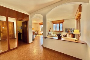 Flat-screen TV, fireplace