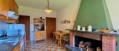 Family Apartment, Multiple Bedrooms, 2 Bathrooms, Mountainside (Isola Vista - Terrazzo) | Private kitchen