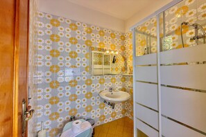 家庭公寓, 多间卧室, 双浴室, 山腰 (Isola Vista - Terrazzo) | 浴室 | 独立的浴缸和淋浴、大花洒淋浴喷头、免费洗浴用品、吹风机