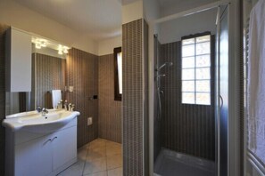 Standaard appartement, meerdere bedden, uitzicht op gebergte (Borgo La Sorgente - Gardenia) | Badkamer | Een aparte badkuip en douche, een regendouche, gratis toiletartikelen