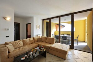 Standaard appartement, meerdere bedden, uitzicht op gebergte (Borgo La Sorgente - Gardenia) | Woonkamer | Een flatscreentelevisie