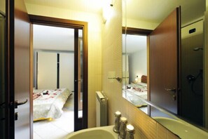 Standard-Apartment, Mehrere Betten, Bergseite (Borgo La Sorgente - Gardenia) | Badezimmer