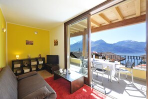 Familie appartement, meerdere bedden, uitzicht op gebergte (Borgo La Sorgente - Magnolia) | Woonkamer | Een flatscreentelevisie