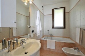 家庭公寓, 多張床, 山間 (Borgo La Sorgente - Magnolia) | 浴室 | 浴缸、淋浴花灑、免費盥洗用品、吹風機