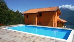 A house with a swimming pool, surrounded by stone tiles and a mountain backdrop. - Borgo La Sorgente - Magnolia (Gravedona)