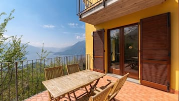Familienapartment, Mehrere Schlafzimmer, Bergseite (Alto Perledo Terrazzo) | Speisen im Freien
