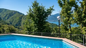 A swimming pool with a view of mountains and a lake. - Alto Perledo Terrazzo (Perledo)