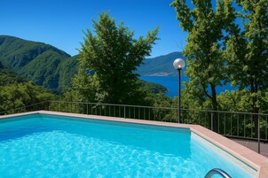 Una piscina al aire libre de temporada