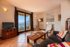 Appartement familial, plusieurs chambres, côté montagne (Alto Perledo Terrazzo) | Aire de séjour | Téléviseur à écran plat