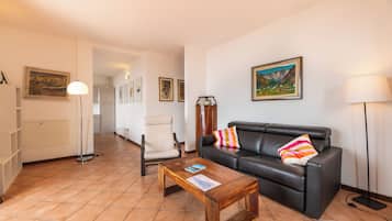 Familienapartment, Mehrere Schlafzimmer, Bergseite (Alto Perledo Terrazzo) | Wohnbereich