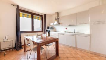 Apartemen Keluarga, beberapa kamar, tepi gunung (Alto Perledo Terrazzo) | Dapur pribadi | Lemari es, microwave, oven, dan kompor