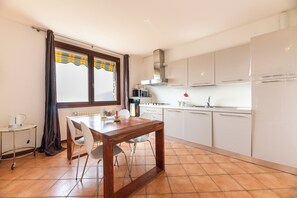 Appartamento familiare, camere multiple, lato montagna (Alto Perledo Terrazzo) | Cucina privata | Frigorifero, microonde, forno, piano cottura
