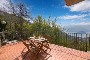 Family Apartment, Multiple Bedrooms, Mountainside (Alto Perledo Terrazzo) | Outdoor dining