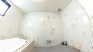 Ein Badezimmer mit Badewanne, Dusche und Waschbecken.