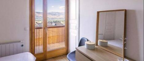 3 bedrooms, iron/ironing board, internet