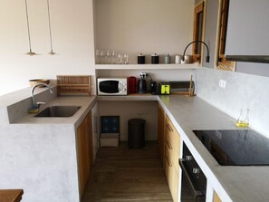 Fridge, microwave, oven, dishwasher - Design Townhouse 3 Bed, Fireplace, Garden & Wi-Fi (Alp)