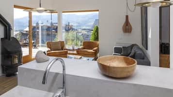 Télévision, cheminée, chaîne hi-fi