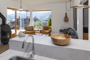 Fernseher, Kamin, Stereoanlage