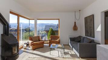 TV, fireplace, stereo