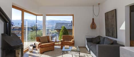 TV, fireplace, stereo