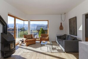 Televisie, een open haard en een stereo