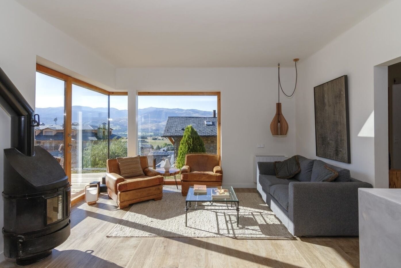 Télévision, cheminée, chaîne hi-fi