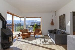 Una televisión, una chimenea, un reproductor estéreo