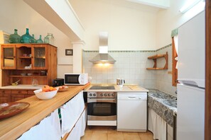 Een koelkast, een microgolfoven, een oven, een vaatwasser