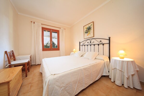 3 bedrooms, in-room safe, iron/ironing board, bed sheets